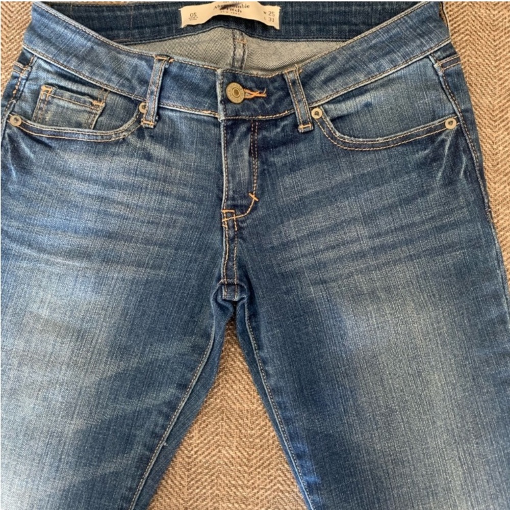 Excellent Preowned Condition Abercrombie and Fitch Skinny Jeans Size 25.
